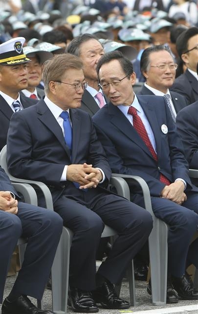 문재인 대통령과 송 지사가 지난 5월 31일 전북 군산시에서 열린 바다의 날 행사에 참석해 지역 현안에 대해 대화를 나누고 있다. 전북도 제공