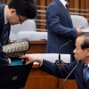 [서울포토] 청문회 자료 살펴보는 김이수 후보자