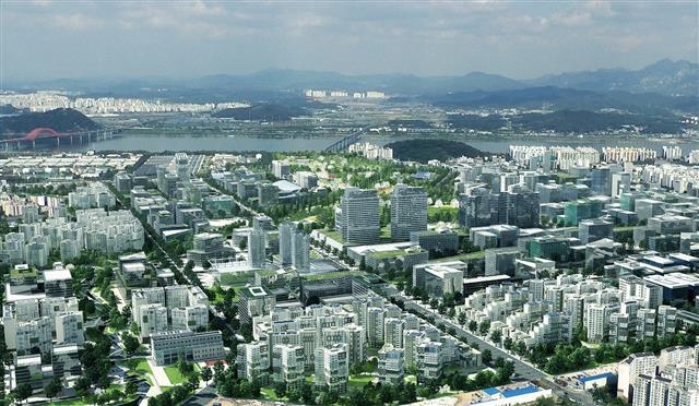 서울 강서구에 위치한 마곡지구(366만 5783㎡)가 2007년 12월 첫 삽을 뜬 이후 10여년 만인 내년 12월 공사를 완료한다. 롯데, 대한해운 등 14개 업체가 이미 입주했고 2019년까지 LG, 코오롱 등 90여개 기업체가 들어선다. ‘상전벽해’라는 표현이 어울린다. 사진은 마곡지구의 개발 이후 조감도. 서울신문 DB