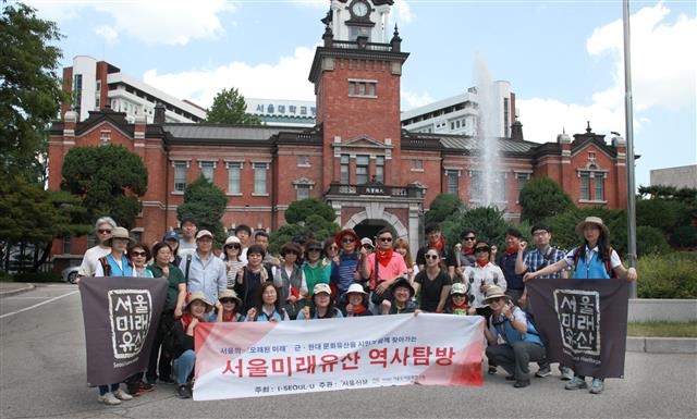 서울미래유산인 서울대병원의 뿌리로 현재는 의학박물관으로 쓰이는 옛 대한의원 앞에서 단체촬영을 했다.