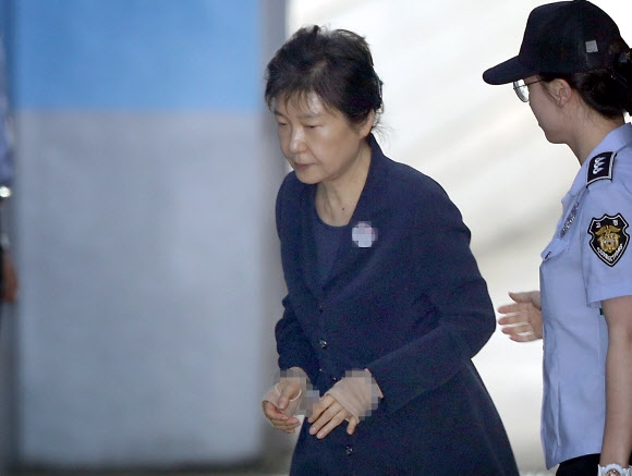법정으로 향하는 박 전 대통령
