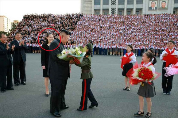 북한 김정은, 소년단대회 참석자들과 기념사진…김여정 동행