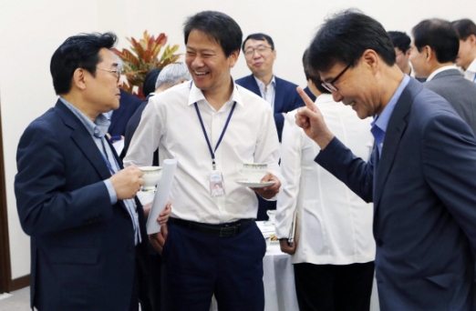 [서울포토] 회의 전 유쾌한 수다타임