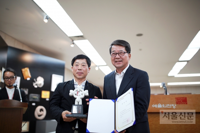 조병돈 시장이 서울 예술의 전당 한가람미술관에서 열리고 있는 ‘서울국제조각페스타2017’에서 한국조각계의 발전에 이바지한 공로로 공로상을 수상하고 기념사진을 찍고있다.     (이천시 제공)