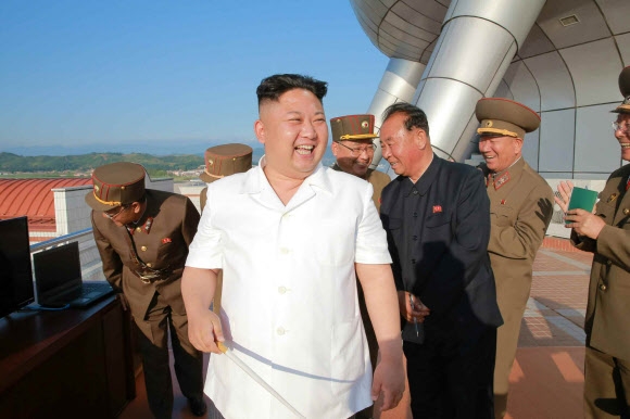 북한이 김정은 노동당 위원장이 참관한 가운데 신형 지대함 순항미사일 시험발사를 진행했다고 노동신문이 9일 보도했다. 사진은 발사 결과에 만족해 활짝 웃는 김정은의 모습.  연합뉴스