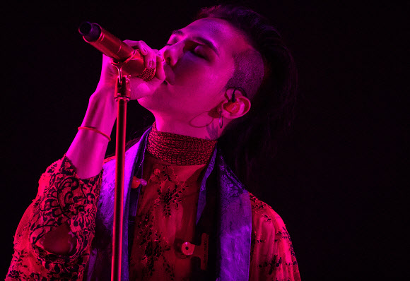 지드래곤, 무대위 카리스마  빅뱅의 지드래곤이 지난 10일 오후 서울 마포구 서울월드컵경기장에서 월드투어 ’액트 Ⅲ: 모태’(ACT Ⅲ, M.O.T.T.E) 공연을 펼치고 있다.<br>YG 제공