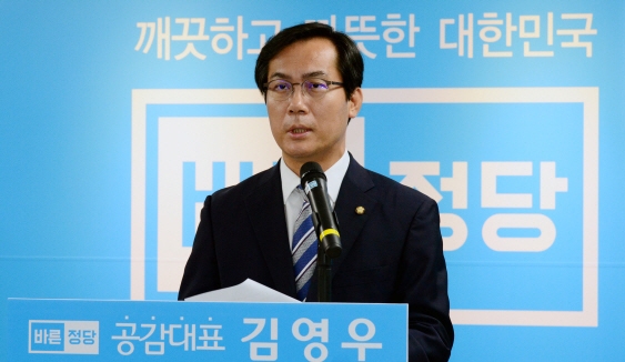 김영우 바른정당 의원이 지난 11일 서울 여의도 당사에서 기자회견을 갖고 당 대표 출마를 공식 선언하고 있다. 이종원 선임기자 jongwon@seoul.co.kr