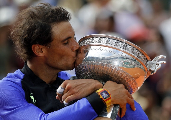 라파엘 나달이 11일(현지시간) 프랑스오픈 테니스대회에서 통산 10번째 우승의 위업을 달성했다. EPA 연합뉴스