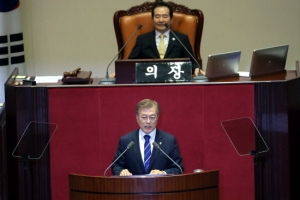 [속보] 文대통령 “노인 공공일자리 3만개 늘리고 수당 27만원으로 인상”