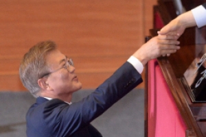 [서울포토] 정세균 국회의장과 악수하는 문재인 대통령