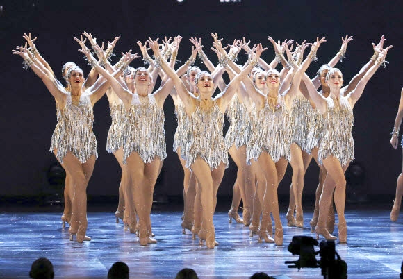 무용단 로켓(Rockettes)이 11일(현지시간) 미국 뉴욕에서 열린 제71회 토니상 무대에서 ‘뉴욕, 뉴욕(New York, New York)’ 공연을 하고 있다. AP 연합뉴스