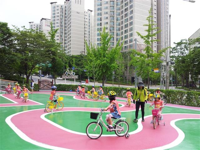 서울 강동구 고덕동에 위치한 강동바이크스쿨에서 학생들이 교육을 받고 있다. 강동구 제공