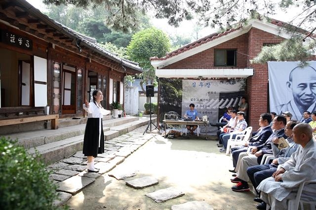 지난해 6월 서울 성북동에 있는 만해 한용운 선생의 유택인 심우장에서 관객들이 뮤지컬 심우를 보고 있다. 성북구 제공