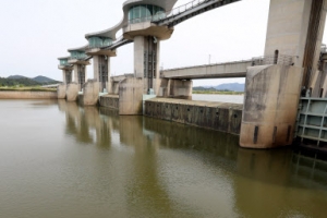 영산강 죽산보 수문개방에도 녹조… 환경단체 “전면 개방해야”