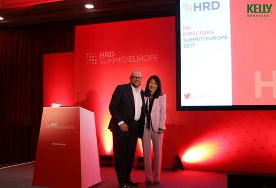 글로벌 인사 솔루션 기업 켈리서비스 코리아는 지난 5월 30일, 31일 양일간 네덜란드에서 개최된 유럽 인적자원 개발 컨퍼런스(HRD Summit Europe)에 참석했다고 밝혔다. 켈리서비스 코리아 대표 이사 전유미(우), 켈리서비스 EMEA 부사장 리차드 브래들리(좌)