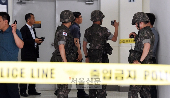 13일 테러가 의심되는 폭발사고가 발생한 서울 서대문구 연세대학교 공학관 김모 교수 연구실 사고현장에 군과 과학수사대가 들어가고 있다. 박윤슬 기자seul@seoul.co.kr