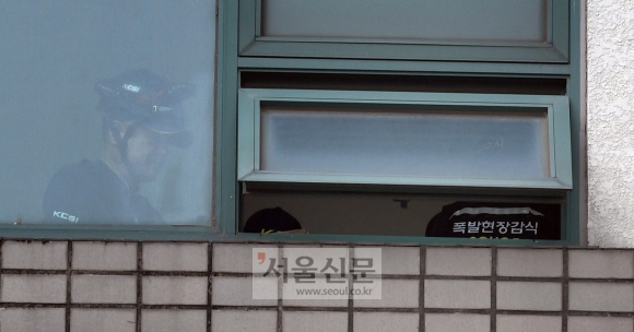 13일 테러가 의심되는 폭발사고가 발생한 서울 서대문구 연세대학교 공학관 김모 교수 연구실 앞에서 과학수사대가 현장조사를 하고 있다. 박윤슬 기자 seul@seoul.co.kr