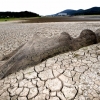 [서울포토] 가뭄 장기화로 쩍쩍 갈라진 저수지 바닥