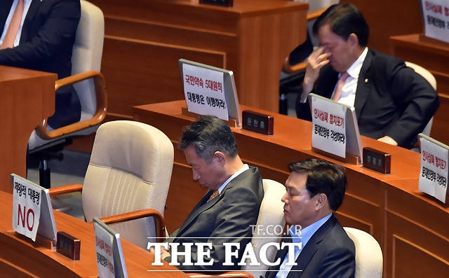 시정연설 듣는 자유한국당 의원들. 더팩트 제공