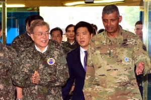 문 대통령 “위 고 투게더”선창에 브룩스 “같이 갑시다”