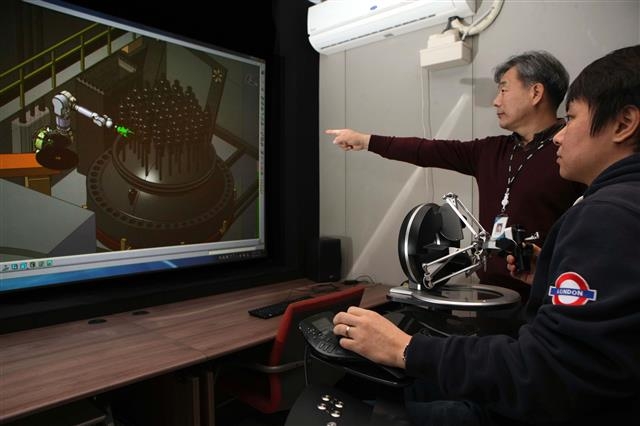 한국원자력연구원에서는 원자로 폐로시 필요한 기술 확보를 위해 다양한 연구를 진행하고 있다. 사진은 컴퓨터를 이용해 원전 해체 시뮬레이션 실험을 하고 있는 모습. 한국원자력연구원 제공