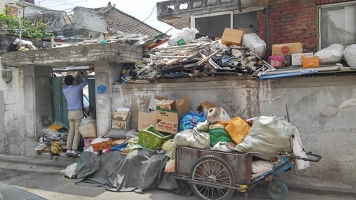 지난달 28일 서울 노원구 상계동에서 집 마당에 쌓아 놓은 잡동사니가 무너져 주민이 사망한 가운데, 이 집에서 나온 쓰레기가 35t에 달한 것으로 나타났다. 연합뉴스