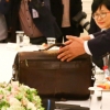 임명장 수여식서 화제가 된 김상조의 낡은 가방