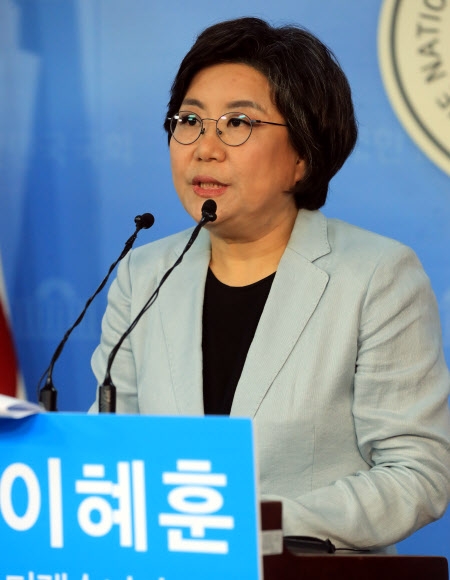바른정당 이혜훈 의원이 13일 국회에서 기자회견을 열어 당대표 경선 출마를 공식 선언하고 있다. 연합뉴스 