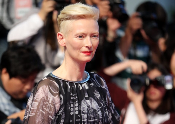 틸다 스윈튼 과감한 투블럭 헤어스타일