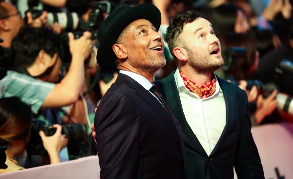 ’오! 저 위에도 팬들이 있군’