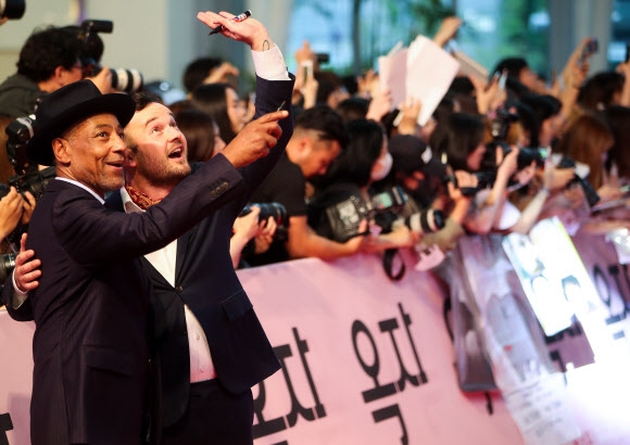 ’오! 저 위에도 팬들이 있군’