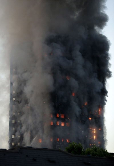 14일(현지시간) 새벽 영국 런던 서부 래티머 로드에 있는 27층짜리 아파트에서 원인이 파악되지 않은 큰불이 나 대규모 구조작업이 진행되고 있다. 런던 소방당국은 소방차 40대와 소방관 200명을 출동시켜 화재 진압에 나서고 있다. AP 연합뉴스
