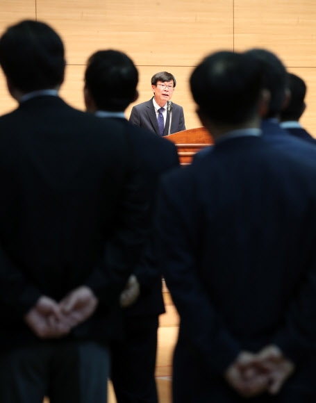 김상조 공정거래위원장이 14일 정부세종청사에서 취임식을 갖고 있다. 연합뉴스