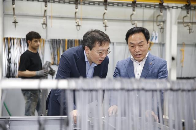 이필운 시장이 지역의 한 기업체를 방문해 관계자와 함께 공장을 살펴보고 있다. 안양시 제공
