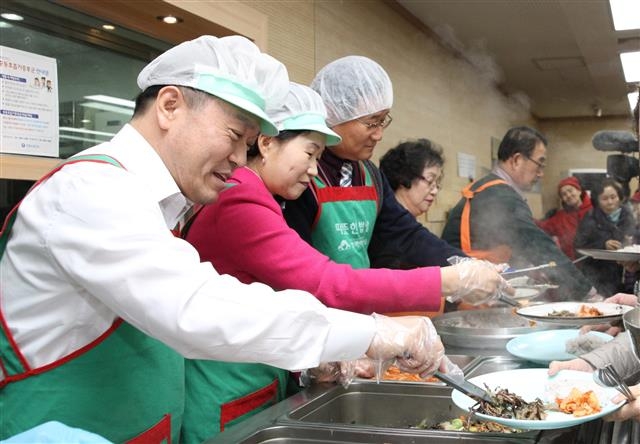 이필운 시장이 무료급식 경로식당 ‘따뜻한 밥상’을 방문해 배식 봉사를 하고 있다. 안양시 제공