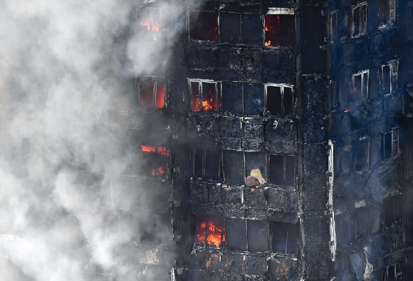 14일(현지시간) 영국 런던 서부 래티머 로드의 24층 아파트 ‘그렌펠 타워’에서 화재가 발생해 건물 전체가 검게 그을리면서 연기가 치솟고 있다. 런던 소방당국은 소방차 40대와 소방관 200명을 출동시켜 화재 진압에 나섰다.  런던 EPA 연합뉴스