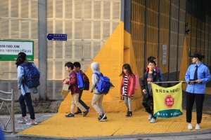 옐로 카펫·횡단보도 LED 표지판…서초구 어린이안전 사각 제로화