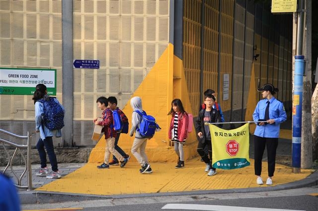 양재 초등학교 근처에 설치한 옐로 카펫. 서초구 제공