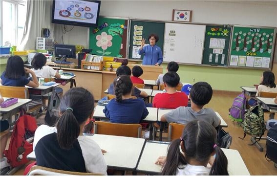 이순자 서울시의원이 14일 녹번초등학교를 찾아 진로에 대한 강의를 하고 있다.