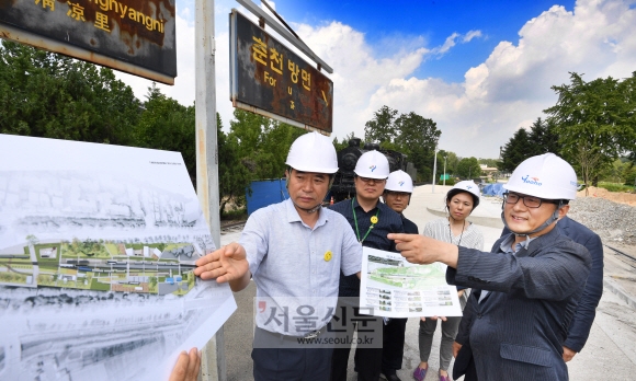 김성환(오른쪽) 노원구청장이 14일 현재는 폐선으로 문을 닫은 화랑대역에서 관계자들과 함께 앞으로의 계획에 대해 대화하고 있다. 이언탁 기자 utl@seoul.co.kr