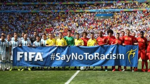 지난 2014 브라질월드컵 경기를 치르기 전 아르헨티나와 벨기에 선수들이 인종차별을 반대하는 플래카드를 펼치고 있다. FIFA 홈페이지 캡처