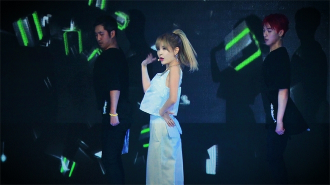 그룹 티아라 멤버 큐리가 솔로곡 ‘다이아몬드’의 무대를 펼치고 있다.