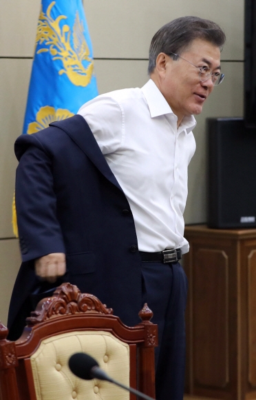 [서울포토] 겉옷 벗는 문재인 대통령