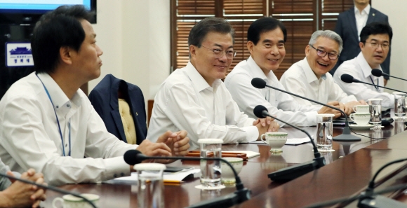 문재인 대통령이 15일 청와대에서 수석 보좌관회의를 주재했다. 문 대통령이 모두발언을 하고 있다.  안주영 기자 jya@seoul.co.kr