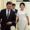 [서울포토] 오찬장 입장하는 문재인 대통령-김정숙 여사