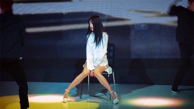 티아라 멤버 지연이 솔로 무대로 ‘룰라바이’를 선보이고 있다.