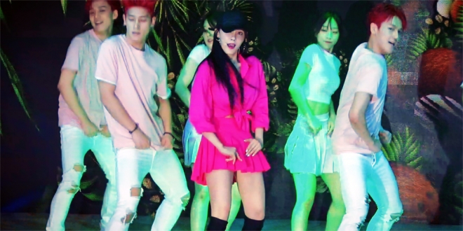 티아라 효민이 14일 열린 쇼케이스에서 ‘울랄라’로 단독 무대를 꾸미고 있다.