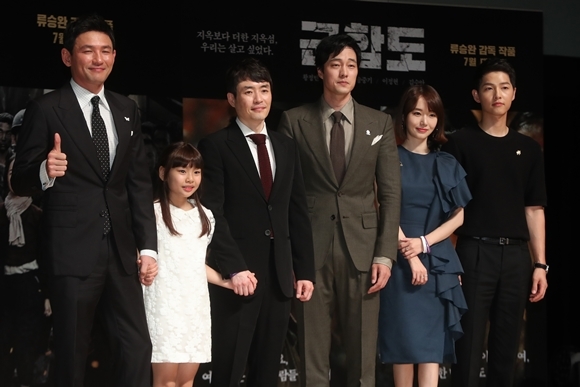 영화 ‘군함도’ 제작보고회에 참석한 황정민, 김수안, 류승완 감독, 소지섭, 이정현, 송중기