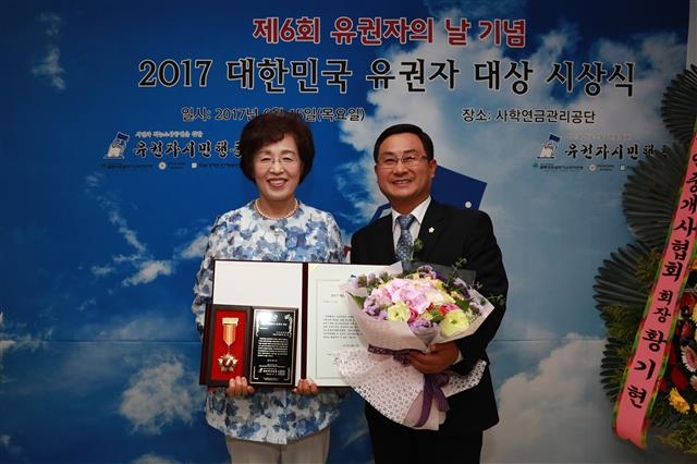 박춘희(왼쪽) 서울 송파구청장이 15일 사학연금관리공단에서 열린 ‘2017 제5회 대한민국 유권자 대상’ 시상식 후 류승보 송파구의원과 함께 기념사진을 찍고 있다. 송파구 제공