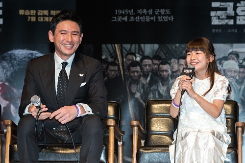 영화 ‘군함도’에서 부녀로 만난 황정민과 김수안